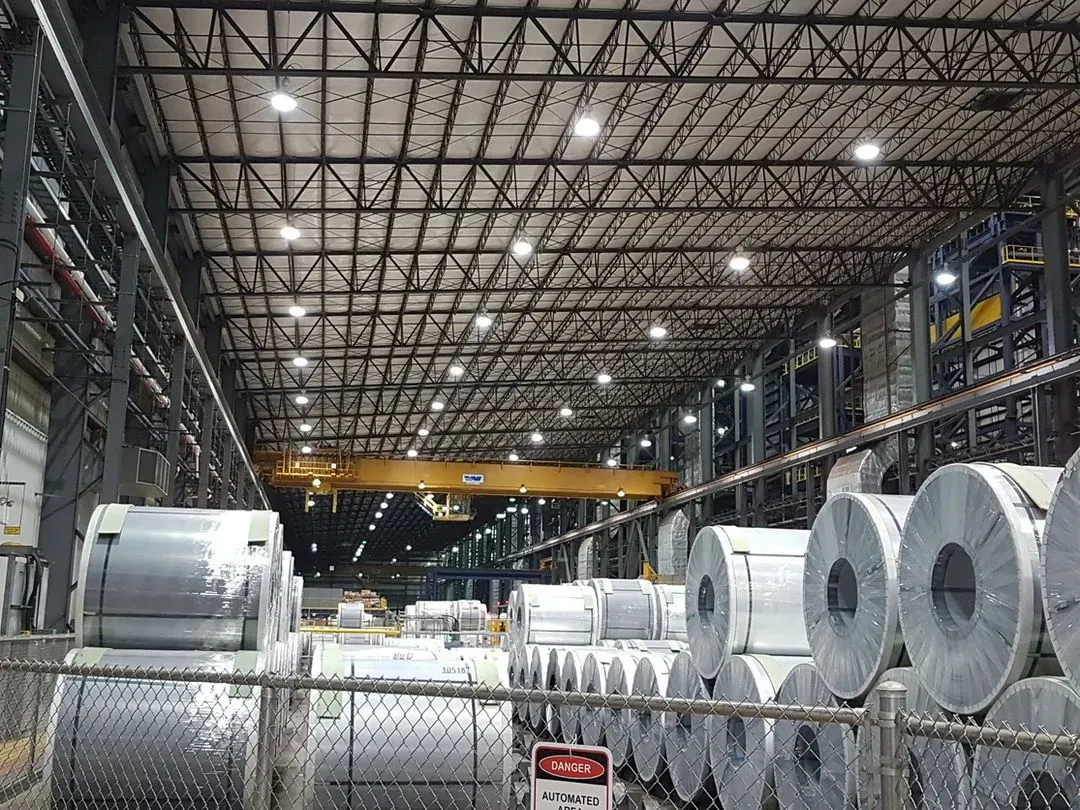 Blick auf eine Lagerhalle für Stahlcoils