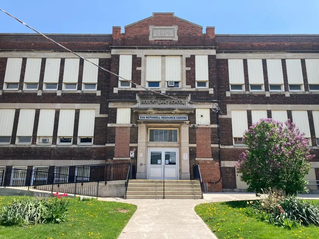 Das Gebäude des Eva Rothwell Centre in Hamilton, Ontario
