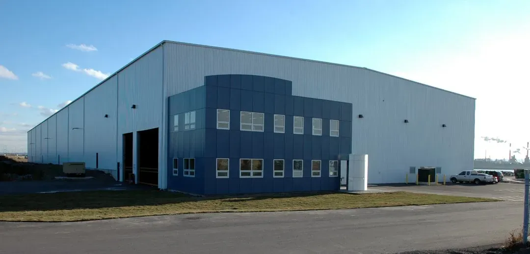 Campata con carroponte automatizzato all'interno dello stabilimento Plant 19