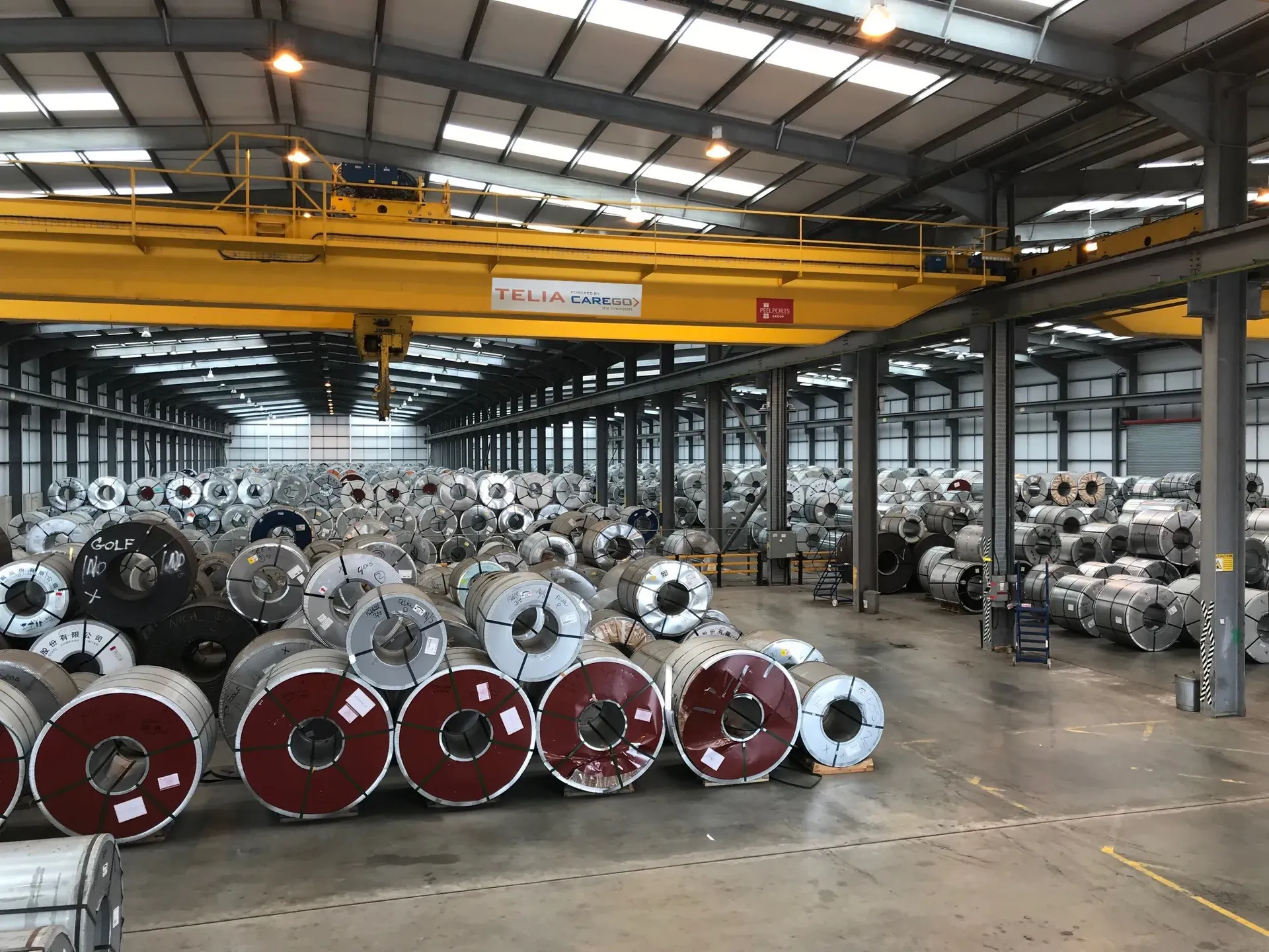 Automatisierter Kran beim Handling von Coils in einem Betrieb für Lohnverarbeitung