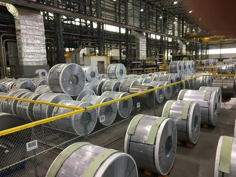 Bobinas apiladas en varios niveles bajo una sola grúa, aprovechando toda la altura de la nave