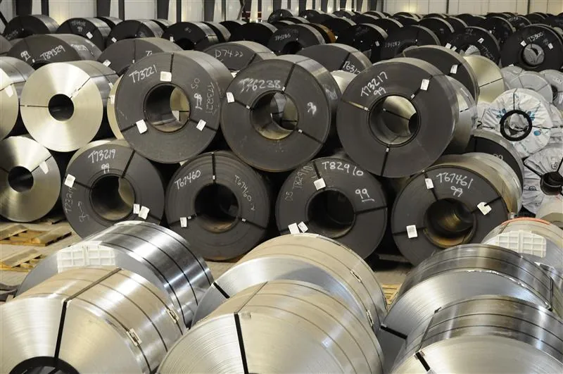 Produktionshalle in einem metallproduzierenden Betrieb