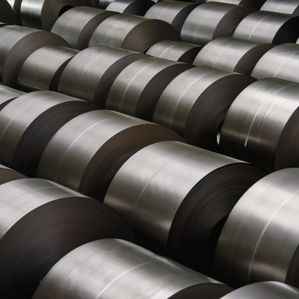 In einem Metallbetrieb gelagerte Stahlcoils