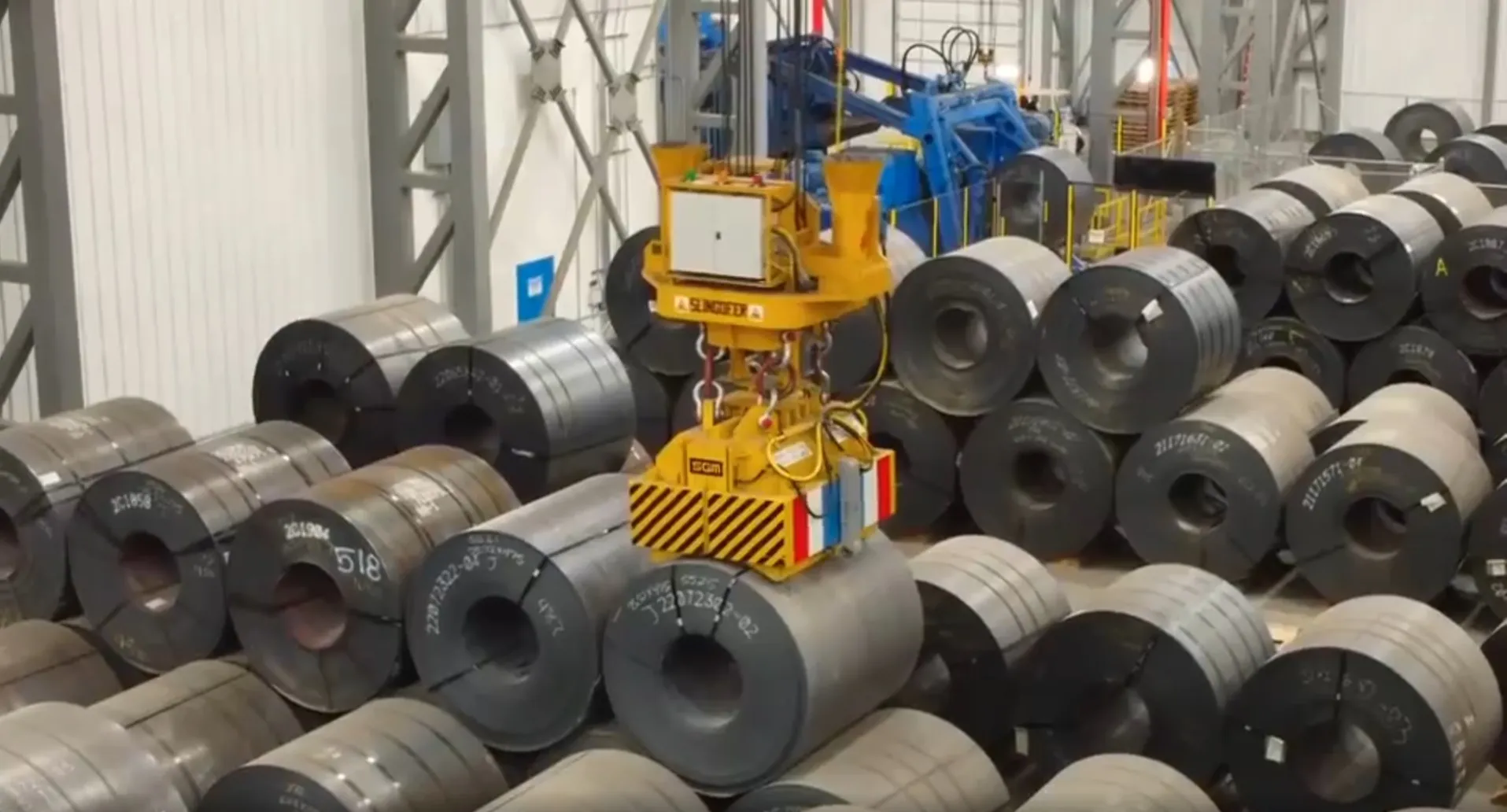 Coilmagnet beim Transport von Stahlcoils in einem Lagerbereich