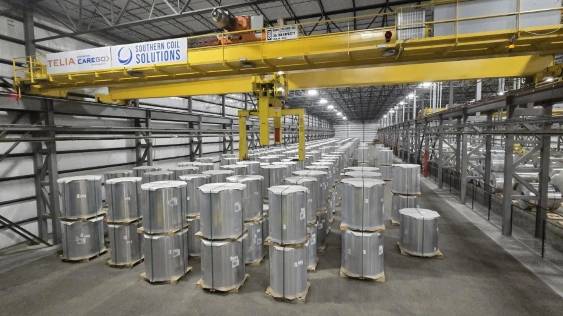 Bediener bei der Arbeit in einem metallverarbeitenden Betrieb