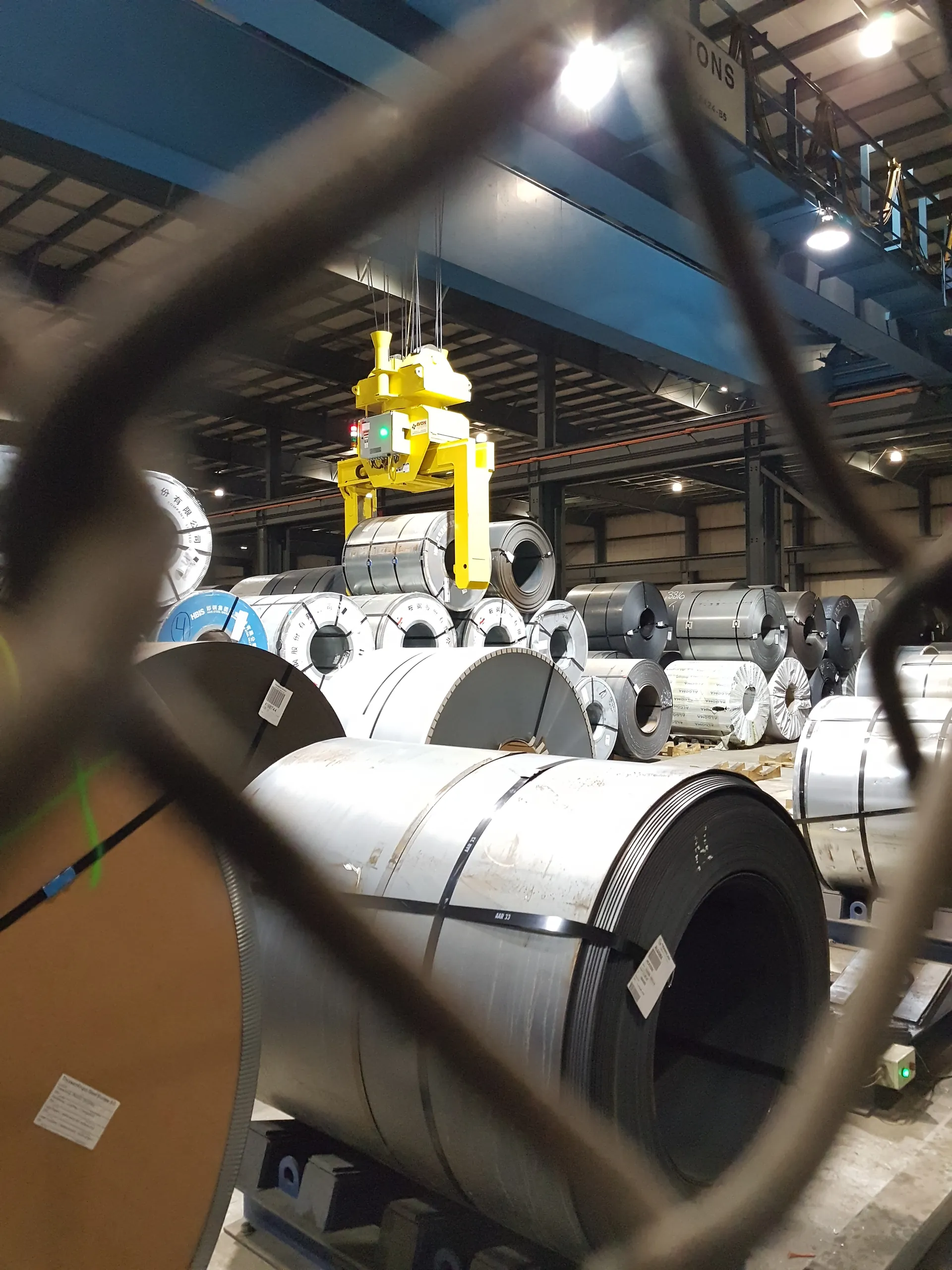 Coil auf einem Wenderfuß, durch den Schutzzaun bei Transcare Steelcare gesehen